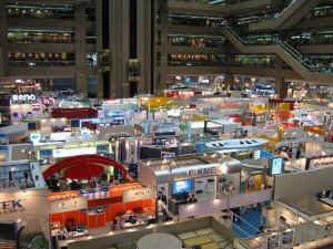 hall1_inside.jpg (73932 バイト)