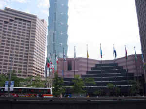 hall1.jpg (48862 バイト)